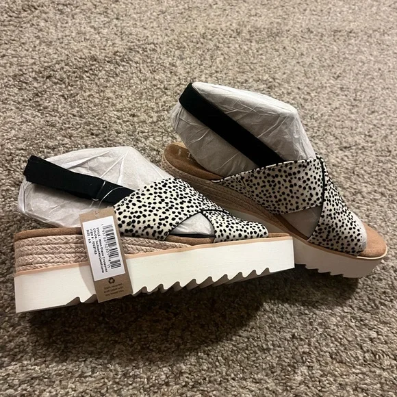 Toms Black and Cream Women's Sandals - Picture 1 of 5